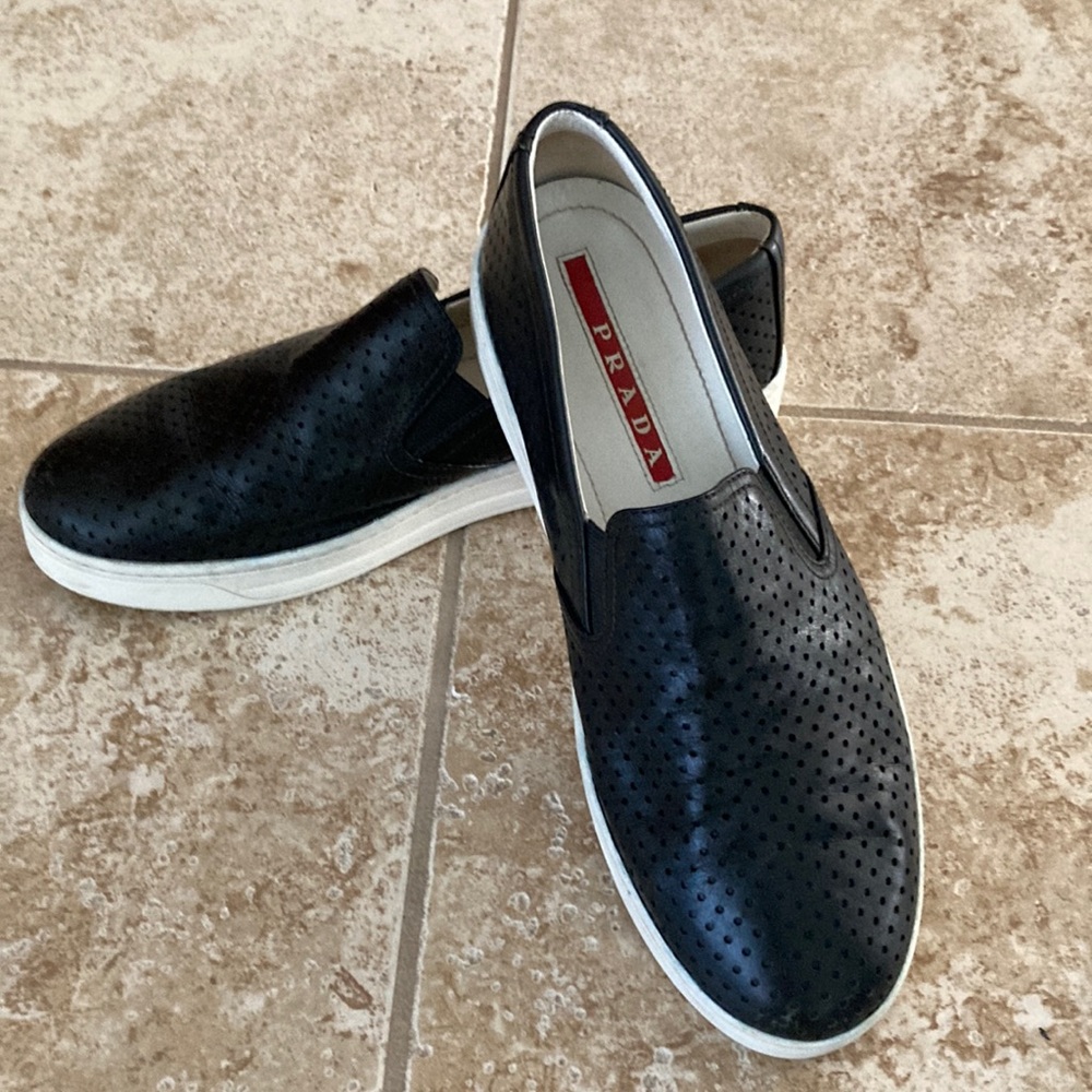 Sale 🎊 PRADA LEATHR SLIP - ON 💯% AUTHENTIC.